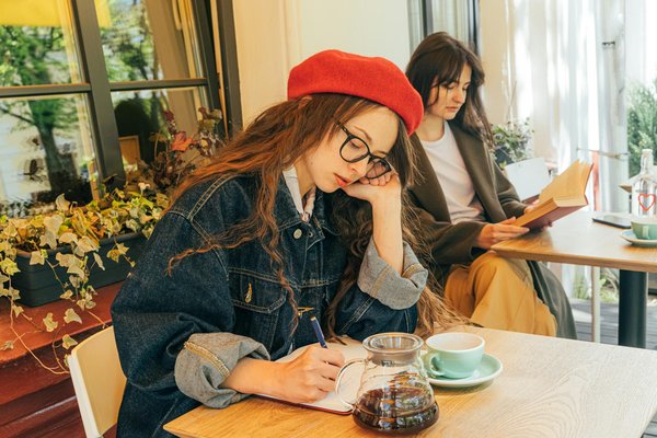 Escapade nocturne magique : votre manuel pour une randonnée en étoiles avec contes au coin du feu